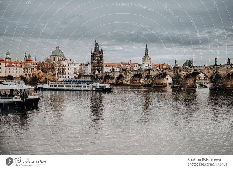 Prag, Tschechien - Februar 2023. Bootsfahrten auf der Moldau unter der Karlsbrücke Europa Panorama Fluss Tourismus reisen vltava Architektur Brücke Gebäude