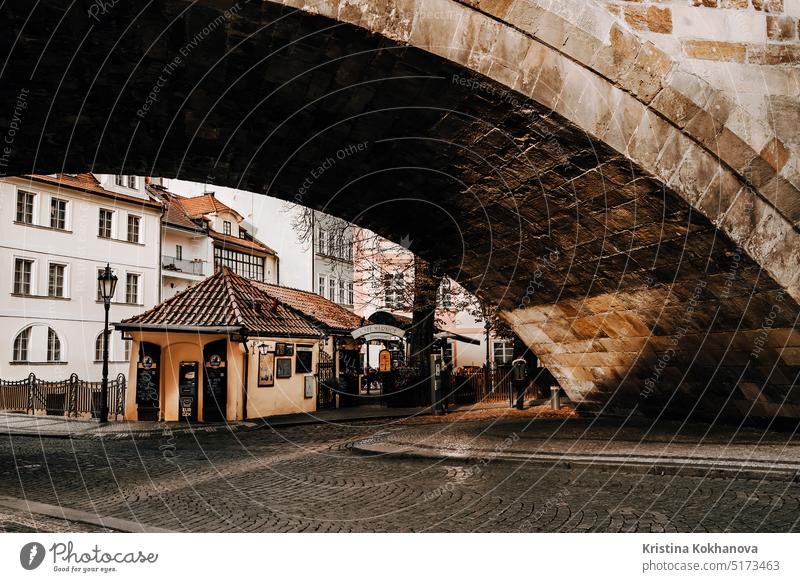 Prag, Tschechien - November 2023. Blick unter die Karlsbrücke in Prag. Architektur Brücke Großstadt Europa Historie Tourismus reisen Ansicht Fluss Stadt Kapital