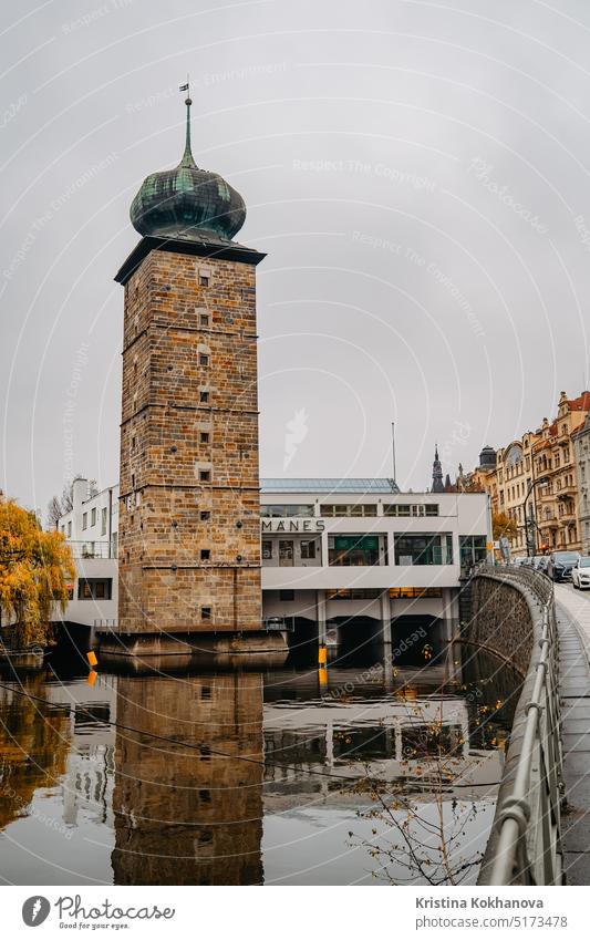 Prag, Tschechien - November 2023. Sitkov Wasserturm an der Moldau im Herbst Wahrzeichen Turm Wasserturm Sitkow vertikal Blauer Himmel Fluss Moldau sonnig reisen