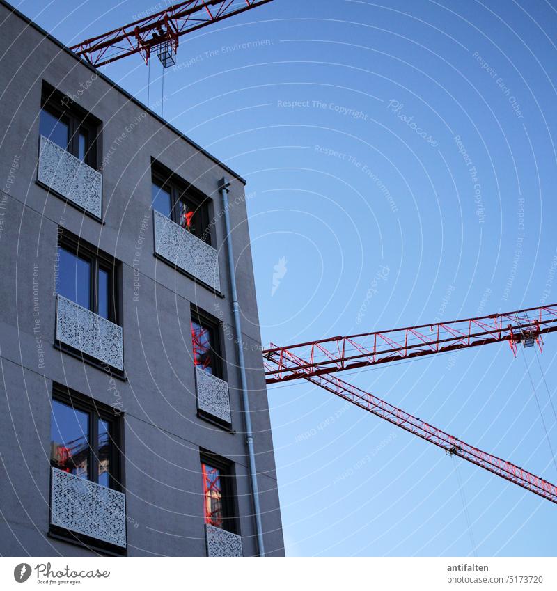cranes & windows heben Baustelle baustellenfahrzeug Himmel Industrie Kran blau hoch Arbeit & Erwerbstätigkeit bauen Arbeitsplatz Technik & Technologie
