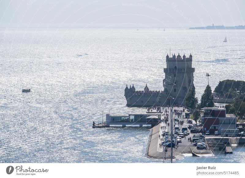 Luftaufnahme der Tajo-Mündung in Belem, Lissabon, Boote auf dem Fluss, Menschen in der Ferne, die den Turm von Belem besuchen, Gegenlicht Portugal tagus