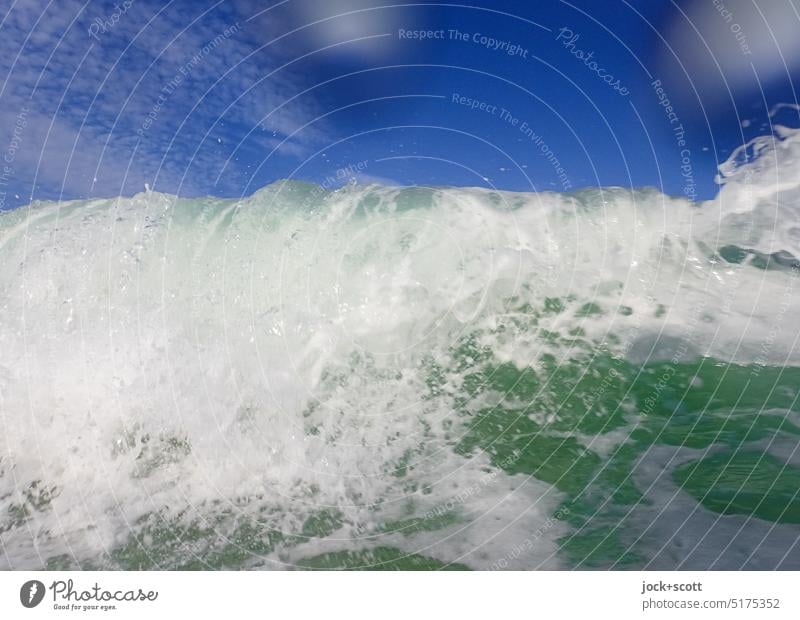 steil laufende Wasserwelle Wellen Pazifik Natur Gischt Meer Bewegung Urelemente Hintergrundbild Blauer Himmel Wellenschlag Bewegungsunschärfe Wellengang