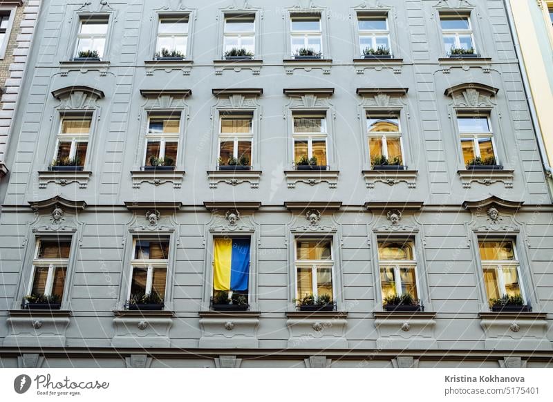 Prag, Tschechien - Februar 2023. Fassade eines Wohnhauses mit ukrainischer Flagge Gasse Antiquität Appartement Appartements Architektur Balkon schön blau böhmen