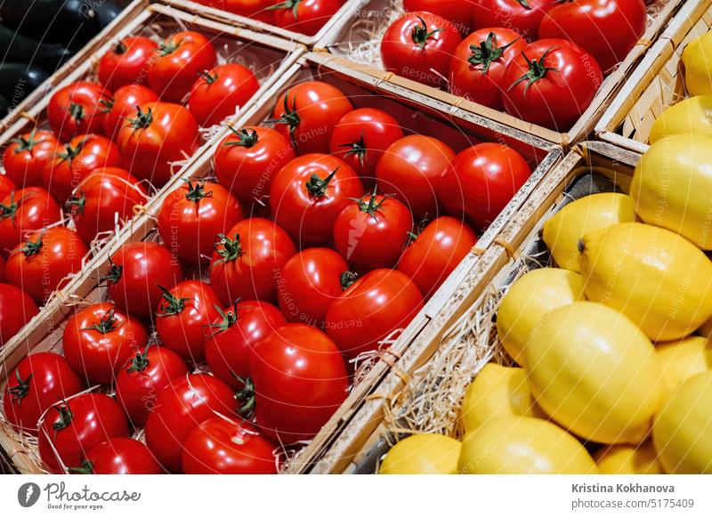 Rote Tomate als Gemüse im Supermarkt oder auf dem Markt. Verkauf von gesunden Produkten, Vitaminen Ackerbau Diät Lebensmittel frisch Gesundheit natürlich Natur