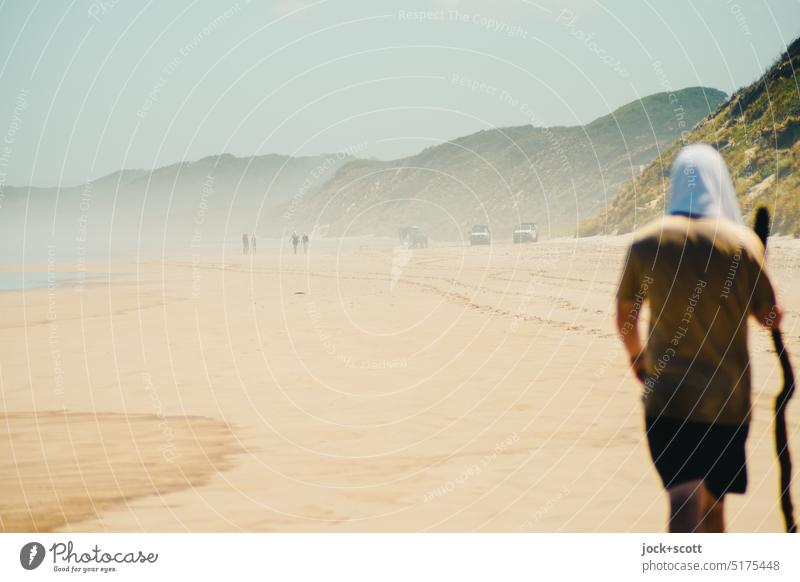 entlang und entgegenkommen am Ocean Beach Mann gehen Rückansicht Wege & Pfade Spaziergang Strand Dunst Landschaft Küste Ferien & Urlaub & Reisen Silhouette