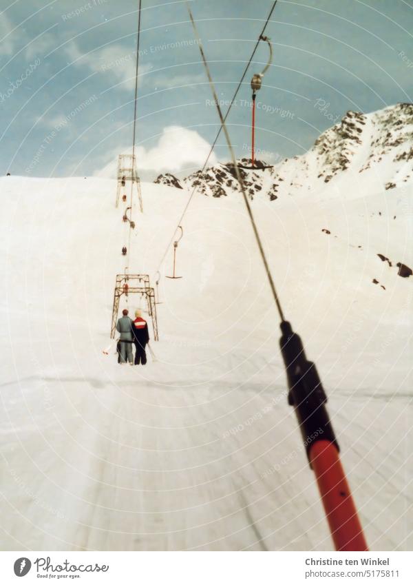 Im Schlepplift das waren noch zeiten Skilift Bügellift Ankerlift doppelmayr Skifahren Winterurlaub Schnee Wintersport Skifahrer Berge u. Gebirge