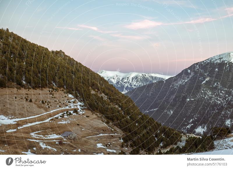 Ländliche Landschaft in Andorra in den Pyrenäen im Winter antik Architektur Hintergrund schön Gebäude canillo Stadtbild Wolken wolkig bewölkter Tag Kultur