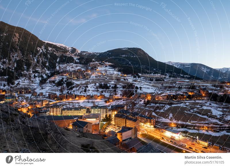 Stadtbild von Canillo im Winter. Canillo, Andorra. antik Architektur Hintergrund schön Gebäude canillo Wolken wolkig bewölkter Tag Kultur el tarter Europa