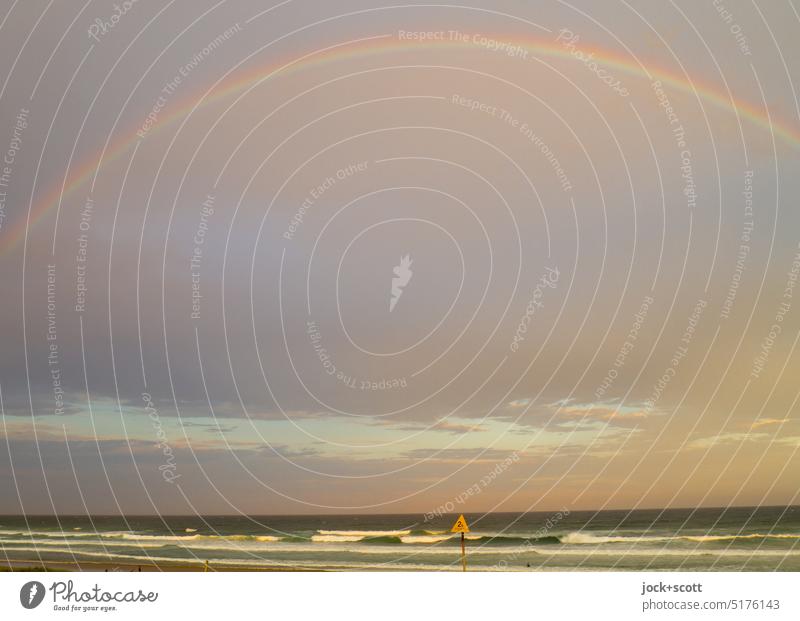 ein Regenbogen spannt sich über den Pazifik Himmel Wolken nach dem Regen Natur Sommer Klima Sonnenlicht Lichterscheinung Abend authentisch Australien Meer