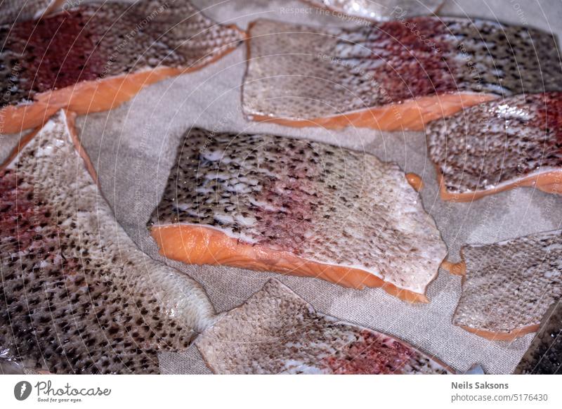 Frische Forelle in Stücke geschnitten auf einem Tisch zum Kochen Essen zubereiten trocknen Fisch Lebensmittel frisch frische Forelle Feinschmecker Gesundheit