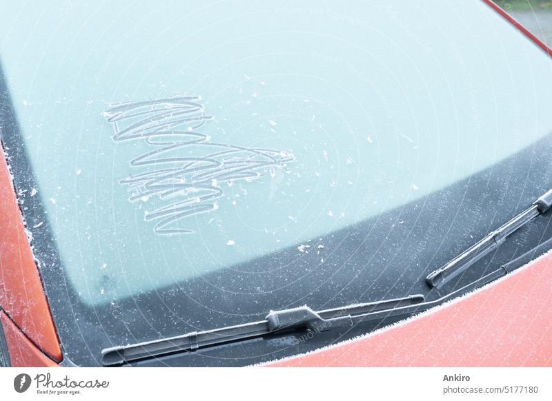 Rotes Auto mit eingefrorenem Fenster PKW Frost Fahrzeug kalt Winter Schnee Transport Klima Wetter Eis Saison Automobil Windschutzscheibe fahren im Freien