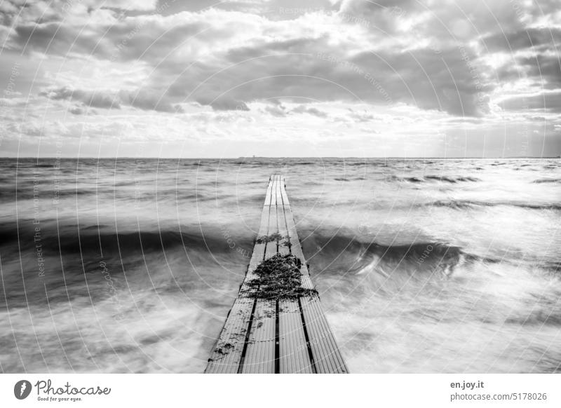 kleiner Holzsteg an der Ostsee Meer Steg Wellen Langzeitbelichtung Schwarzweißfoto Horizont Wolken Unschärfe Wasser Menschenleer Himmel Ferien & Urlaub & Reisen