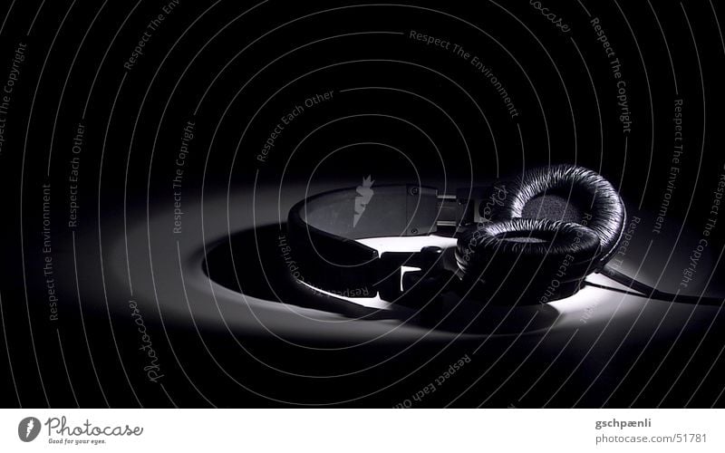 dunkle klänge schwarz Stillleben Vor dunklem Hintergrund Scheinwerfer headphones köpfhörer ein objekt