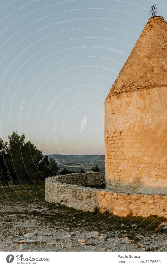 Turmmühle von Calvisson Mühle alt antik historisch Architektur Gebäude Wahrzeichen Denkmal Europa Himmel Frankreich reisen