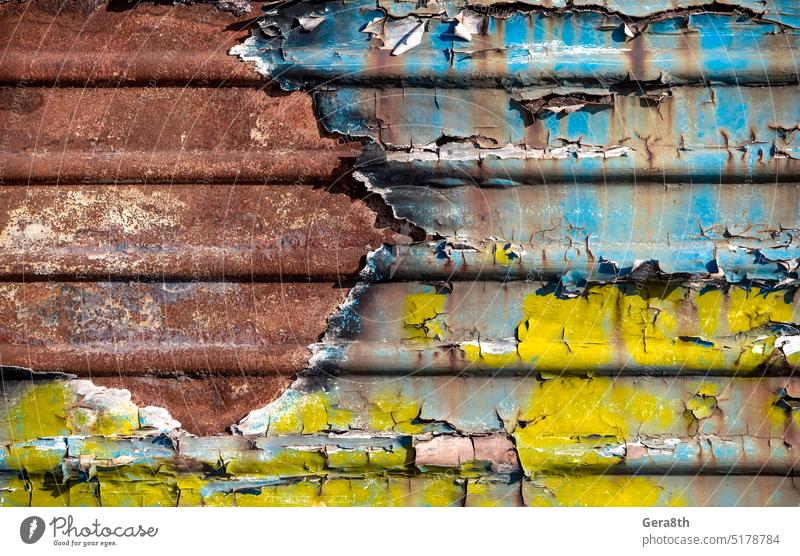 Muster rostige Metalloberfläche mit Resten von blauer und gelber Farbe Farbe Ukraine abstrakt gealtert Hintergrund blau und gelb Holzplatte verbrannt