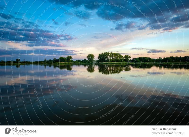 Reflexion der Abendwolken im Wasser eines ruhigen Sees, Stankow, Polen Natur Himmel Sonnenuntergang Reflexion & Spiegelung Cloud blau im Freien Dämmerung