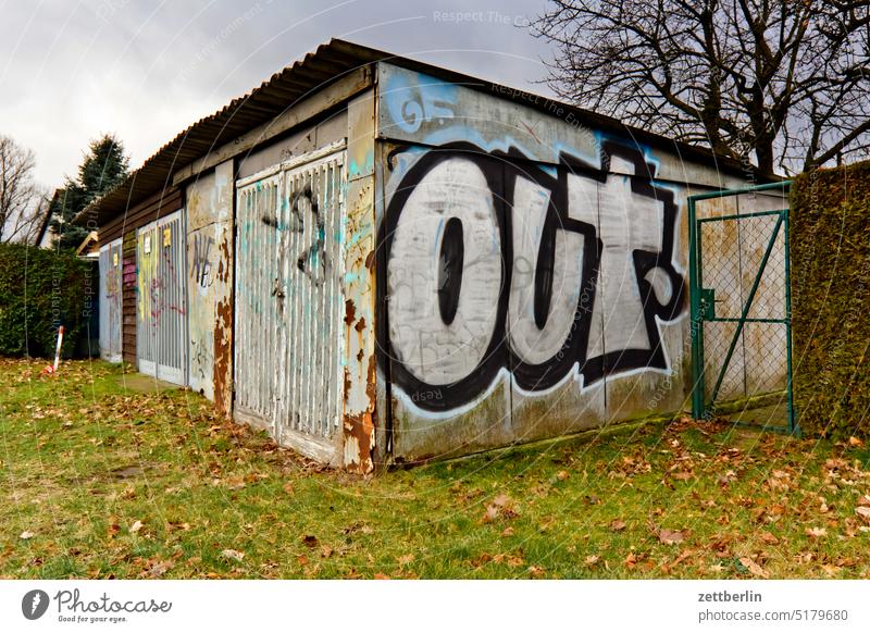 OUT garage schuppen alt altbau aussage botschaft farbe gesprayt grafitti grafitto message parole tagg taggen mauer nachricht politik sachbeschädigung schrift