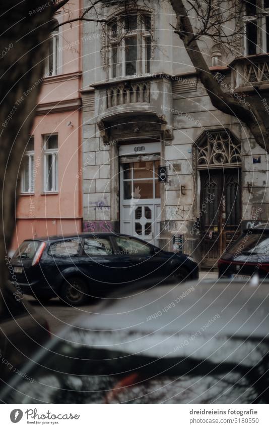 Stadtansicht Prag historische Gebäude Straße mit Autos im Vordergrund Analogfoto Tschechien Reisefotografie Postkarte Europa Städtereise Stadtbild berühmt