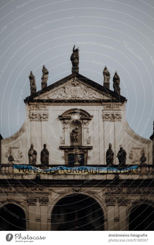 Stadtansicht Prag historische Gebäude mit Pro-Ukraine-Banner Analogfoto Tschechien Reisefotografie Postkarte Europa Städtereise Stadtbild berühmt Sightseeing