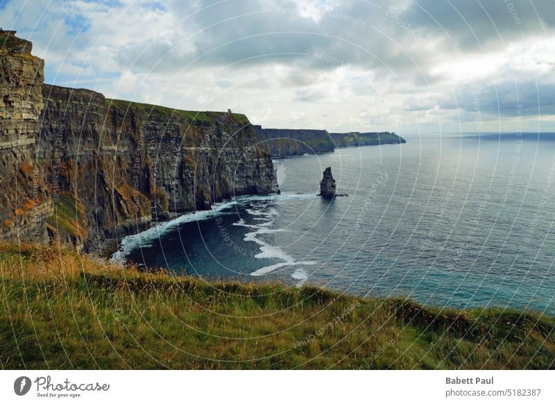 Klippen von Moher Berge u. Gebirge Natur Felsen Stein Ufer Insel Wild Atlantic Way schön atlantisch Bucht Hügel Republik Irland irisch Karst Meer Steine felsig