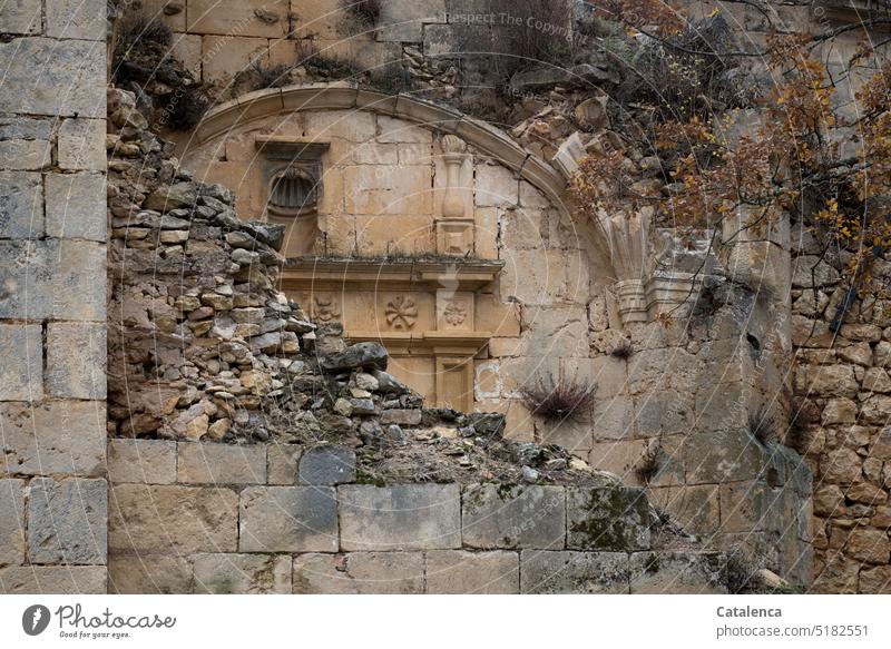 Vergangenes, Ruinen einer Kirche Bauwerk Gebäude Architektur Kapelle Religion christliches Symbol Christentum Glaube Zerstörung kaputt alt trist Verfall