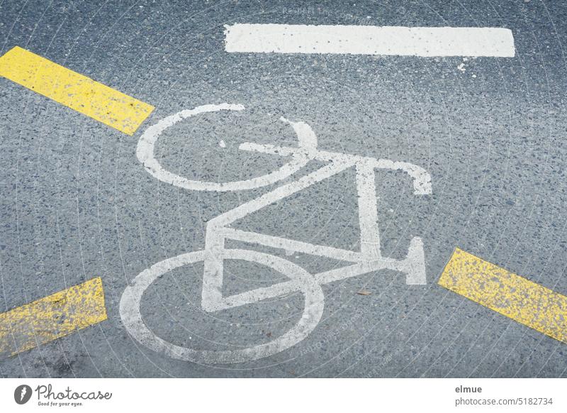 Piktogramm eines Fahrrades mit gelben Markierungsstreifen auf einer Asphaltstraße / Radweg / Rad fahren fahr Rad Straße Straßenmarkierung StVO Straßenverkehr