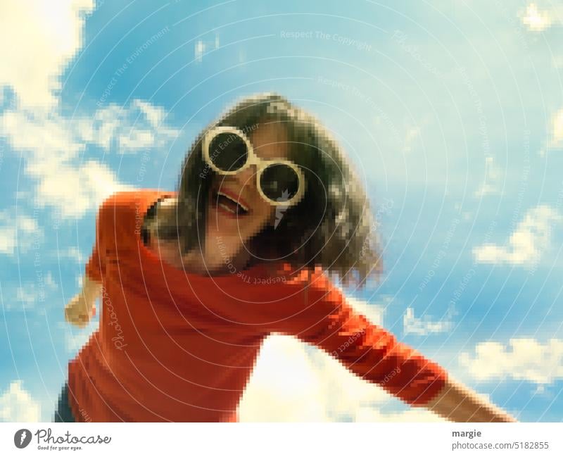 Lebensfrohe Frau  verpixelt Porträt feminin Mensch Freude haben an Gesicht Sonnenbrille lachen Pixel pixelkunst Himmel Wolken Sommer figurbetont Leidenschaft