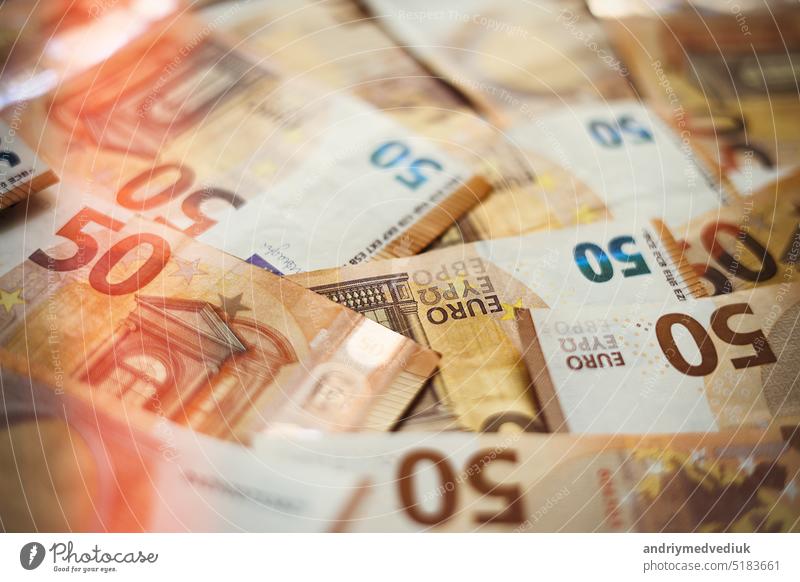 50 Euro Geld Währung Banknoten Hintergrund mit Beleuchtung. Europäische Papiergeld Hintergrund mit 50 Euro-Scheine. Finanzielle Investitionen, Ersparnisse, Einkommen Einkommen Konzept.