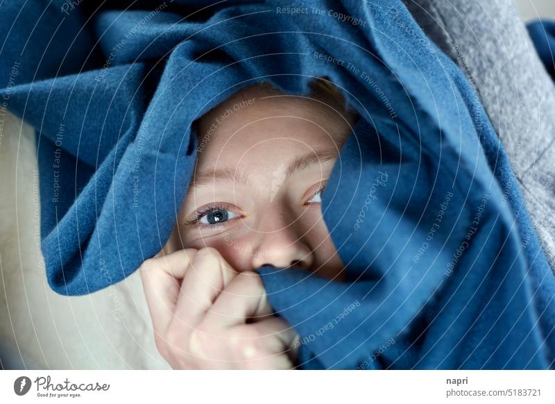 eingemummelt | junge Frau versteckt sich in einer flauschige Decke (und will von der Welt an dem Tag nichts wissen) Junge Frau jugend weltflucht Überforderung