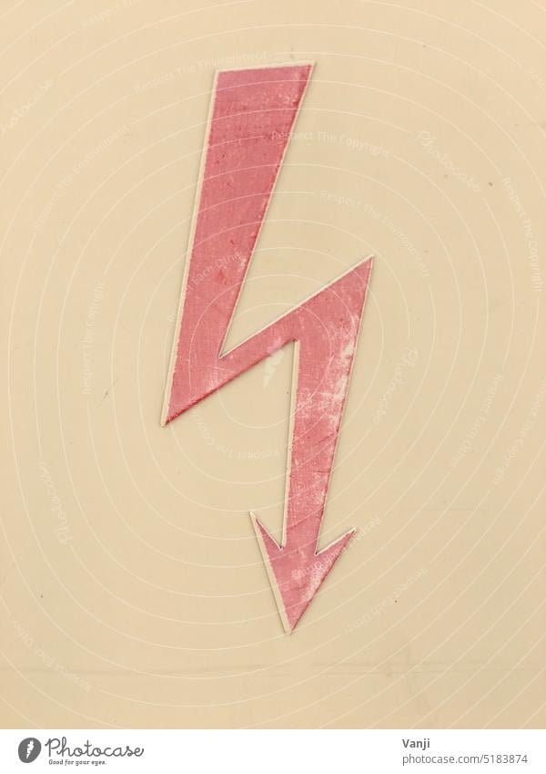 Blitz Strom Stromkasten Elektrizität Farbfoto Energie Technik & Technologie Leitung Außenaufnahme ,Spannung Hochspannung Rosa Zeichen Symbol