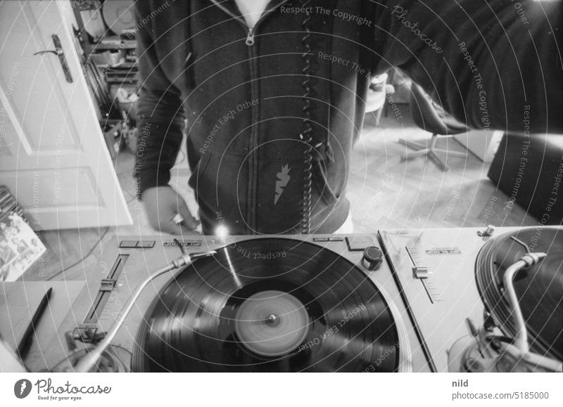 Quarantäne-DJ I auflegen Schallplatte Vinyl vinyl auflegen Mixtape zu Hause Quarantänezeit Diskothek Schwarzweißfoto Ilford retro zu hause bleiben freizeit