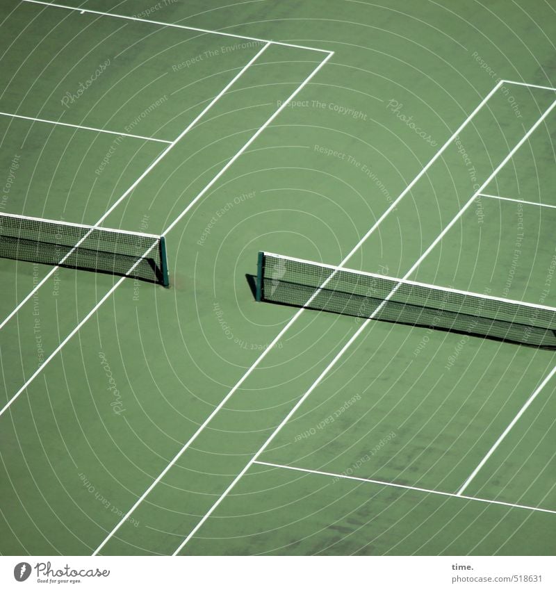 Rasen ist gefährlich | Tennisarm Sport Fitness Sport-Training Ballsport Sportstätten Tennisplatz Netz Wiese Linie Streifen grün weiß Partnerschaft Genauigkeit