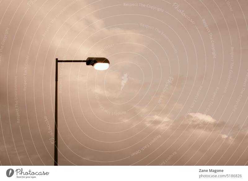 Wolke Hintergrund mit Straßenlaterne, minimalistisch beige Infrastruktur Peitschenlaterne Elektrizität Ästhetik beiger Himmel beigefarbene Wolken wolkig