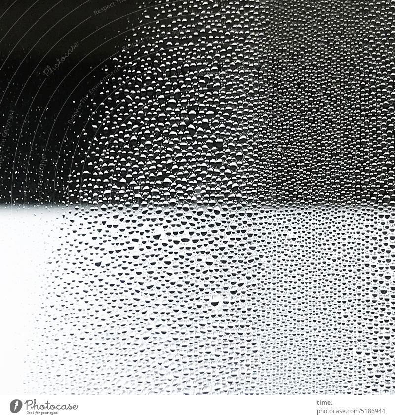 4eyes | Wasserperlen am Fenster vor Dachüberstand Schatten Benetzung flüssig Flüssigkeit Tröpfchenbildung Regentropfen Oberflächenspannung Adhäsionskräfte