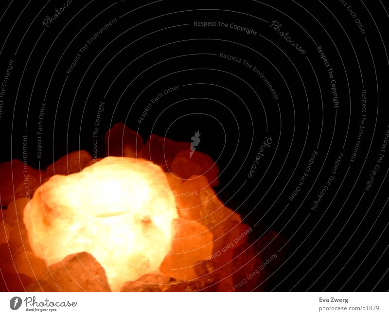 Licht in der Dunkelheit Kerze dunkel hell Stein Mineralsalz Salz Brand