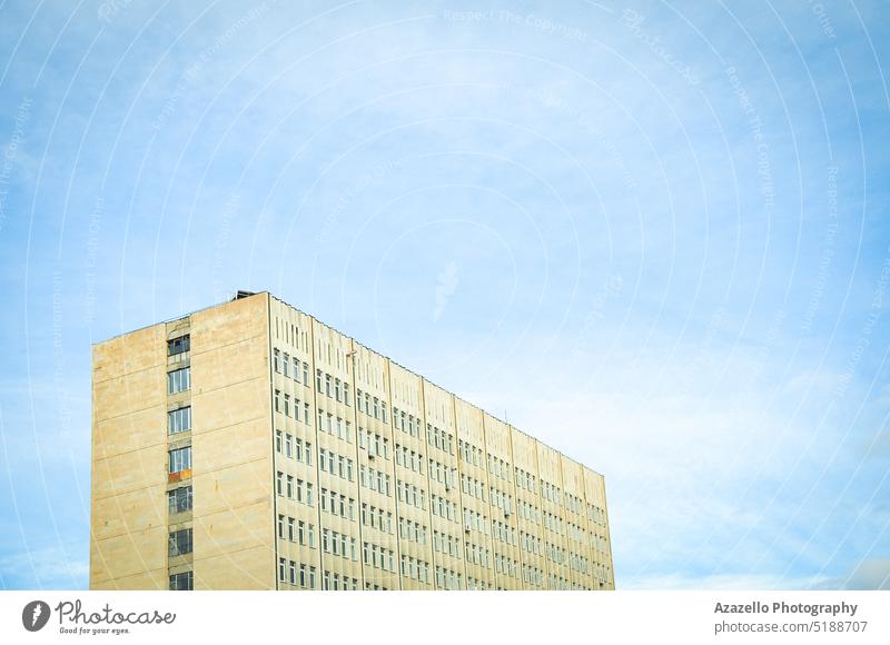 Details sowjetischer Architektur. Ansicht eines mehrstöckigen Universitätsgebäudes. Sowjet Minimalismus Negativraum blau Himmel Dach Detailaufnahme Tourismus