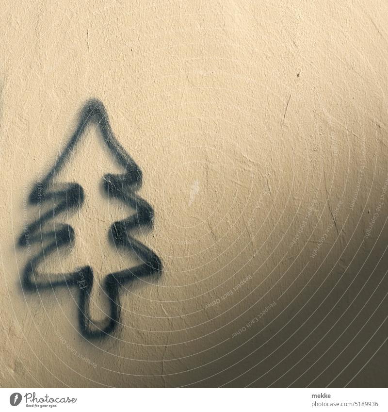 Tannenbaum im Sonnenaufgang Graffiti Weihnachtsbaum Baum symbol Zeichnung Zeichen Hauswand Wand Putz Schatten minimalistisch Fassade Strukturen & Formen