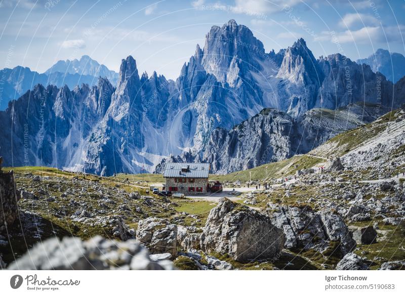 Lavaredo-Hütte mit der Berggruppe Cadini di Misurina im Hintergrund. Dolomiten an den Lavaredo-Zinnen, Italien lavaredo Zimt Rifugio Tourismus