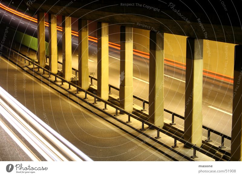 *woosh* Beton Tunnel Licht Autobahn Geschwindigkeit rot weiß Langzeitbelichtung Säule Zaun Architektur
