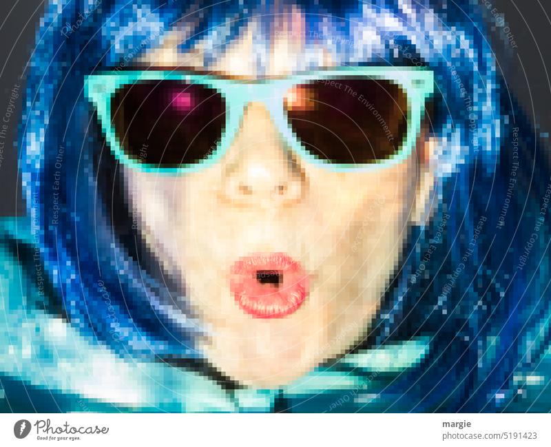 Oh! Frau mit blauen Haaren und Sonnenbrille spitz ihren Mund Brille pixelkunst Erwachsene Gesicht Kopf Haare & Frisuren Farbfoto Smiley Smiley-Gesicht Gefühle