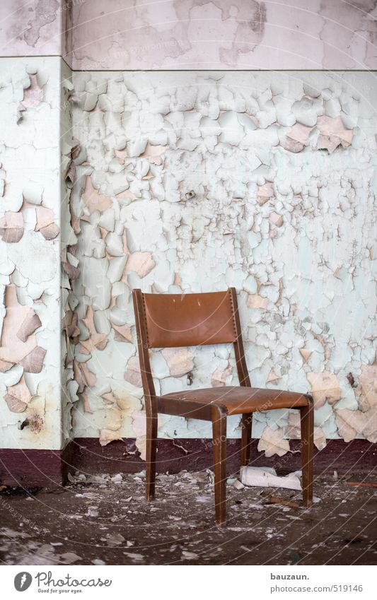 ut ruhrgebiet | thron. Stuhl Industrieanlage Fabrik Ruine Mauer Wand Treppe Stein Holz gebrauchen sitzen dreckig gruselig kaputt trashig trist braun grün weiß