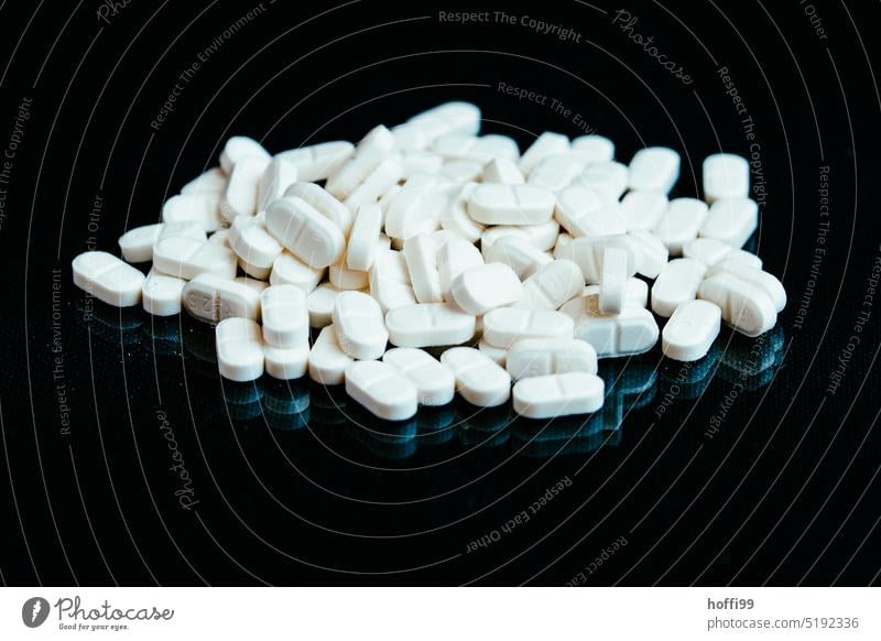 weiße Pillen auf schwarzem Hintergrund abstrakt Abstraktes Muster Sucht Chemie chronisch krank Nahaufnahme Kur Abhängigkeit Depression Krankheit Dosierung Dosis