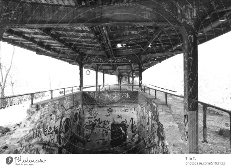 ein alter verlassener Bahnhof Ruine s/w Schwarzweißfoto Tag Menschenleer Architektur Außenaufnahme b/w b&w Winter Gebäude Einsamkeit ruhig Berlin Stadt Bauwerk