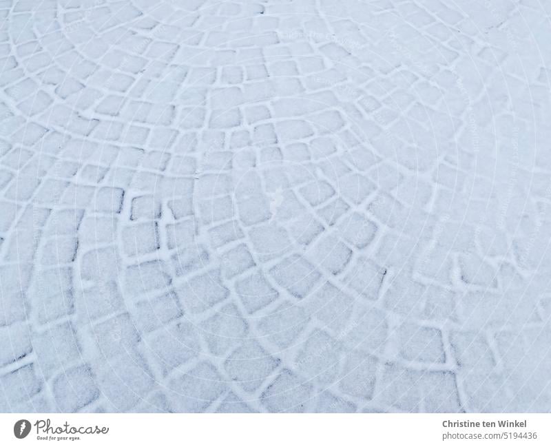 Die Fugen zwischen den leicht verschneiten Pflastersteinen sind noch gut zu sehen verschneites Kopfsteinpflaster Winter Strukturen & Formen Textur Muster Schnee