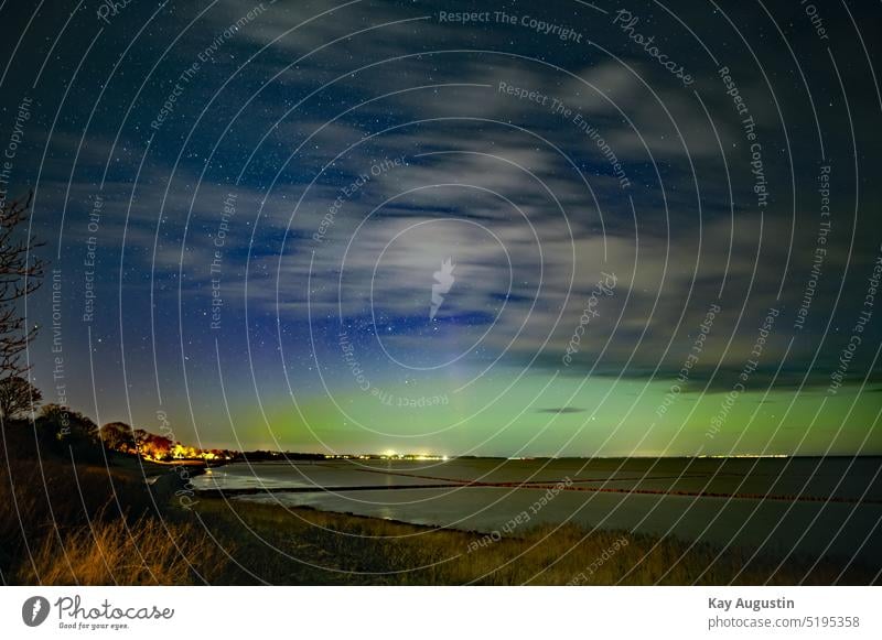 Polarlichter im Norden über Sylt Leuchterscheinung Himmelsleuchten Aurora borealis Nordlicht Stickstoffatome Sonnenwindteilchen Sauerstoffatome Hochatmosphäre