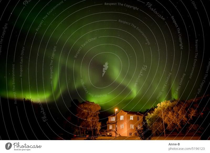Aurora Borealis , schöner grüner Himmel hinter einem Gästehaus in Skandinavien, Island Nordlicht wabernd mystisch Sonnenwind aurora borealis Häuschen Fenster