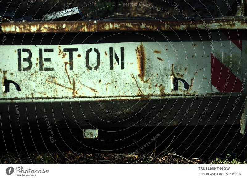 BETON steht auf einem Schild an einem alten rostigen Bauschutt Container Beton Schilder & Markierungen Hinweis Orientierung Empfehlung Recycling