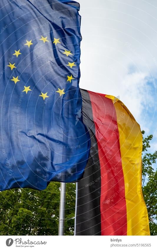 Europaflagge und Deutschlandflagge Europafahne Deutschlandfahne Politik & Staat EU Europäische Union europäisch BRD Eu-Mitglied Fahne Flagge Wind Nationalflagge