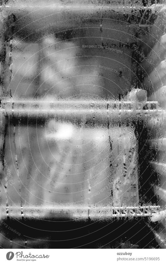 Schwarz und Weiß von Wassertropfen auf dem Glas des Kühlschranks. Kondensationsbedingungen des Wassers im Kühlschrank Hintergrund Kondenswasser nass Tröpfchen