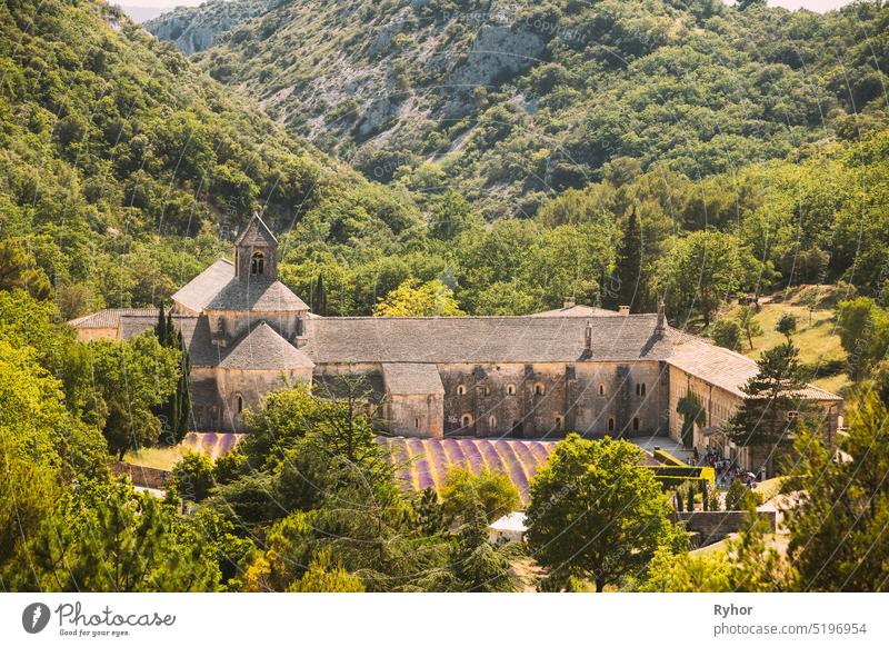 Abtei Notre-dame De Senanque, Vaucluse, Frankreich. Schöne Landschaft Lavendelfeld und ein altes Kloster Abbaye Notre-dame De Senanque. reisen Notre-Dame schön